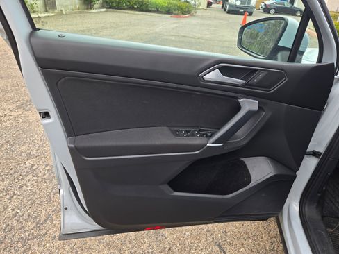 Used 2018 Volkswagen Tiguan S image 17