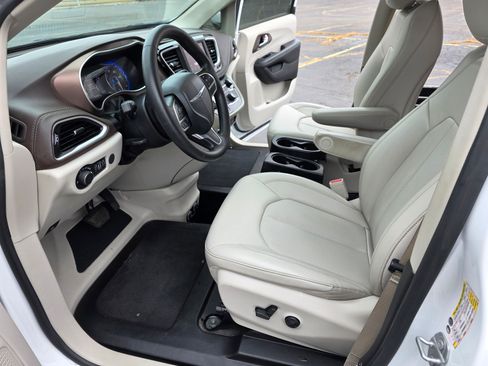 Used 2021 Chrysler Voyager LXi image 13