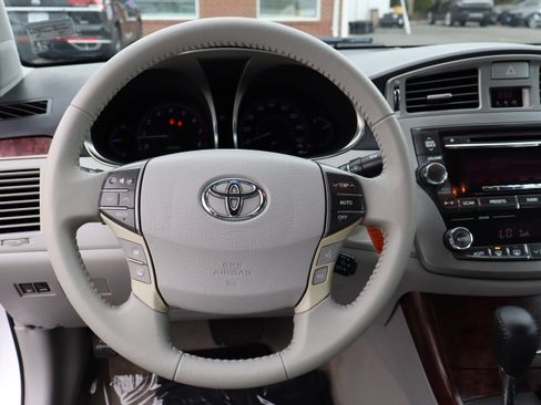 Used 2011 Toyota Avalon Limited image 19