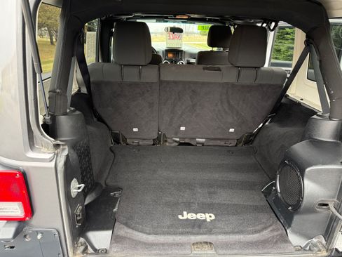 Used 2012 Jeep Wrangler Unlimited Rubicon image 9