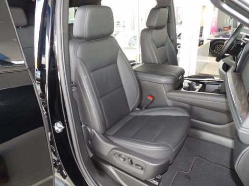 Used 2025 Chevrolet Suburban Z71 image 26