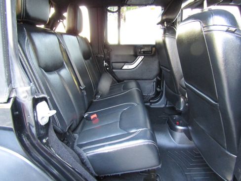 Used 2015 Jeep Wrangler Rubicon image 12