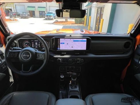 Used 2025 Jeep Gladiator Mojave AWD/4WD image 13