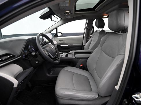 Used 2022 Toyota Sienna Limited image 41