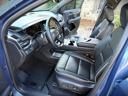 Used 2025 GMC Acadia Denali image 4