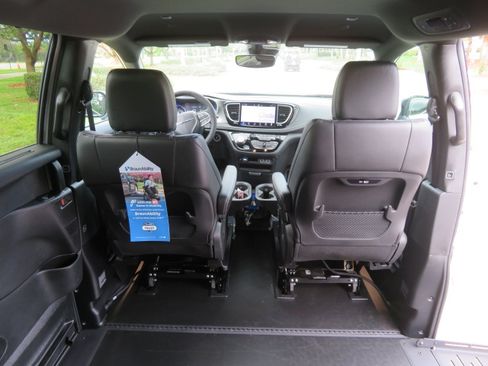 Used 2025 Chrysler Pacifica Select FWD image 8