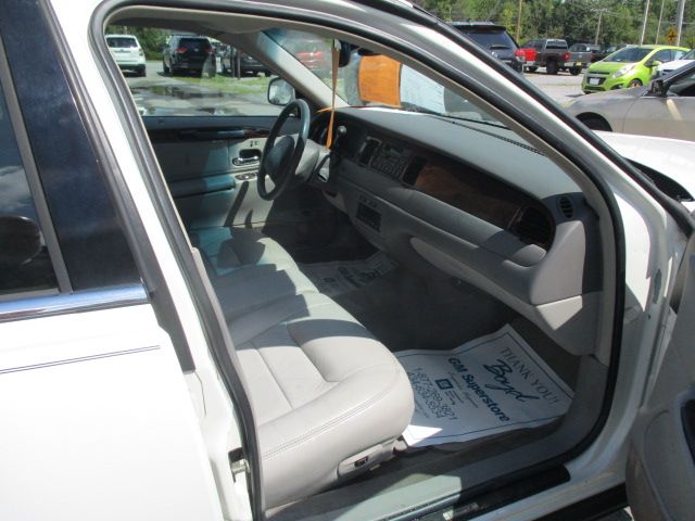 Used 2000 Lincoln Town Car Signature RWD image 19