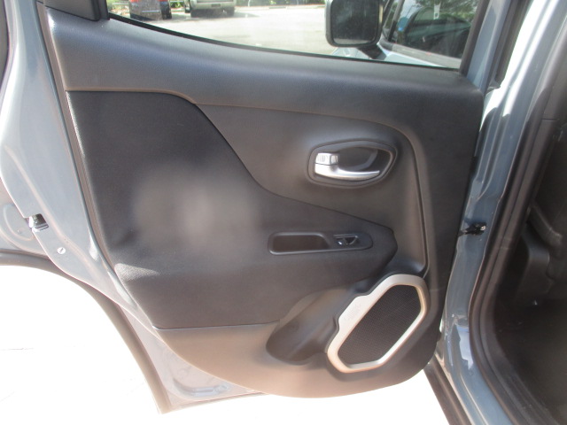 Used 2016 Jeep Renegade Latitude FWD image 13