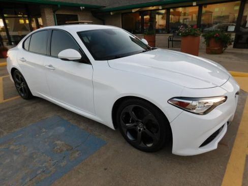 Used 2018 Alfa Romeo Giulia image 2