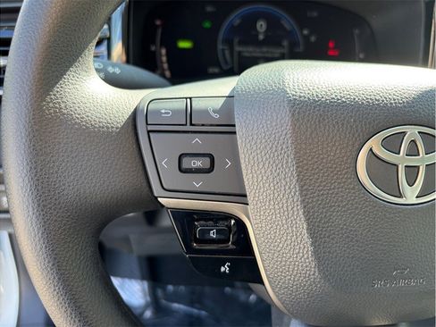 Used 2025 Toyota Camry LE image 21