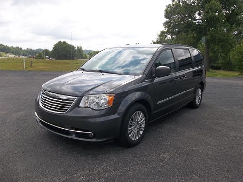 Used 2016 Chrysler Town & Country Touring-L image 1