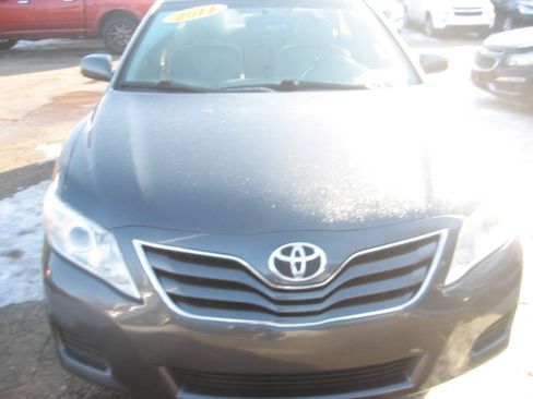 Used 2011 Toyota Camry XLE image 2