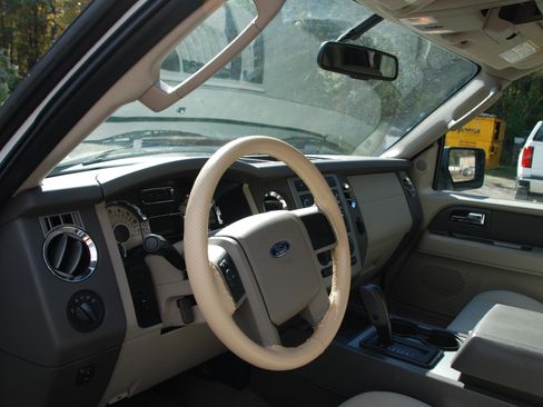 Used 2010 Ford Expedition XLT image 22