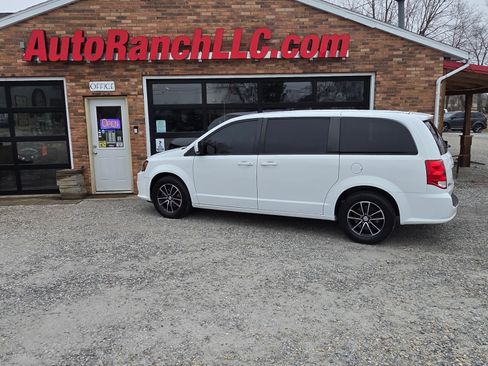 Used 2018 Dodge Grand Caravan SE image 1