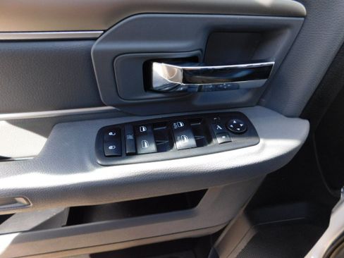 Used 2018 RAM 1500 SLT image 10