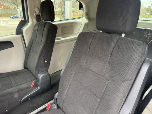 Used 2012 Dodge Grand Caravan SXT image 9