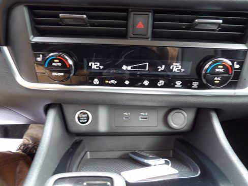 Used 2023 Nissan Rogue SV image 11