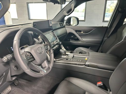 Used 2025 Lexus LX 700h Luxury image 4