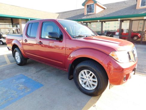 Used 2019 Nissan Frontier SV image 2
