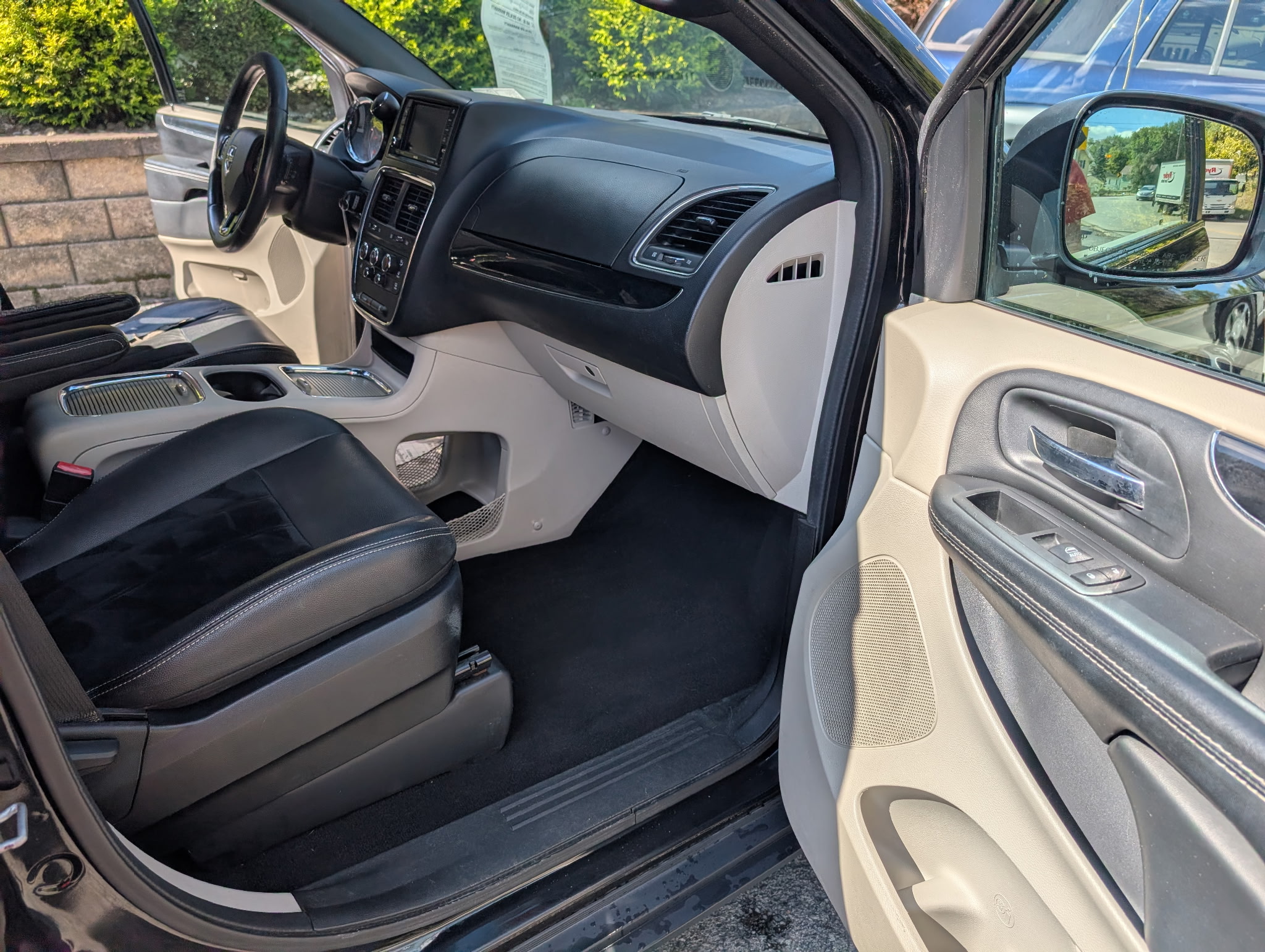 Used 2017 Dodge Grand Caravan SXT FWD image 10