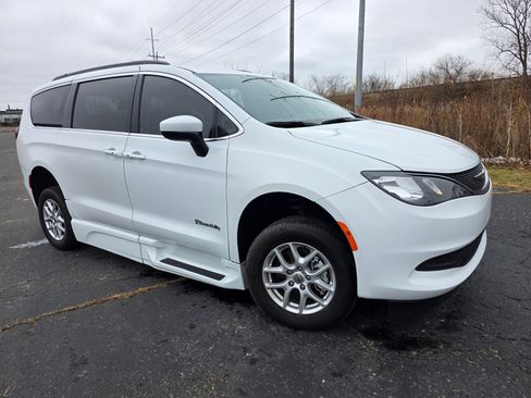 Used 2021 Chrysler Voyager LXi image 3