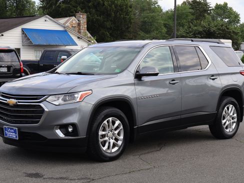 Used 2020 Chevrolet Traverse LT image 3