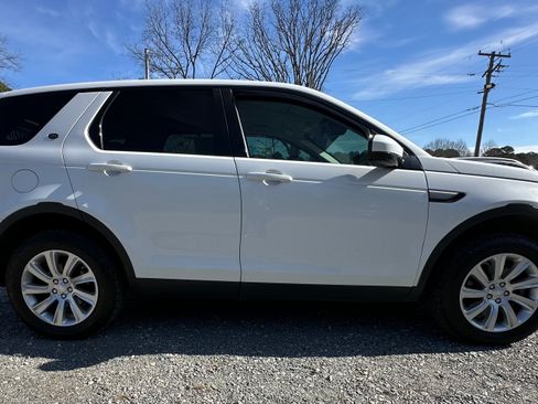 Used 2018 Land Rover Discovery Sport SE image 2