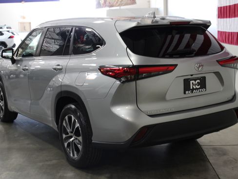 Used 2023 Toyota Highlander XLE image 3