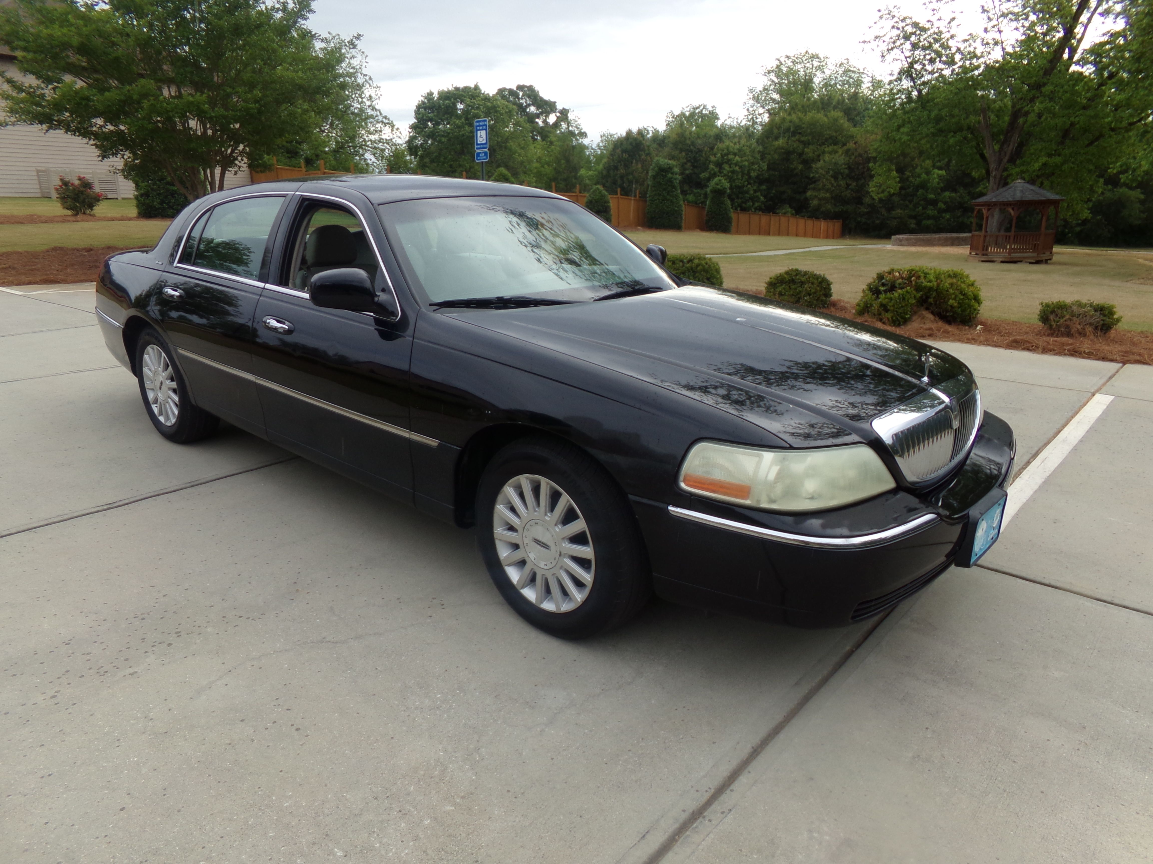 Used 2004 Lincoln Town Car Signature RWD image 7