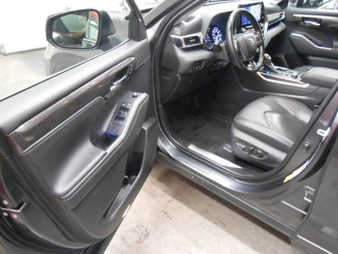 Used 2021 Toyota Highlander AWD Platinum V6 image 10