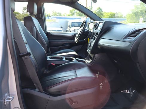 Used 2019 Dodge Grand Caravan GT FWD image 18
