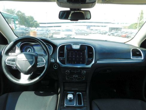 Used 2021 Chrysler 300 Touring image 14