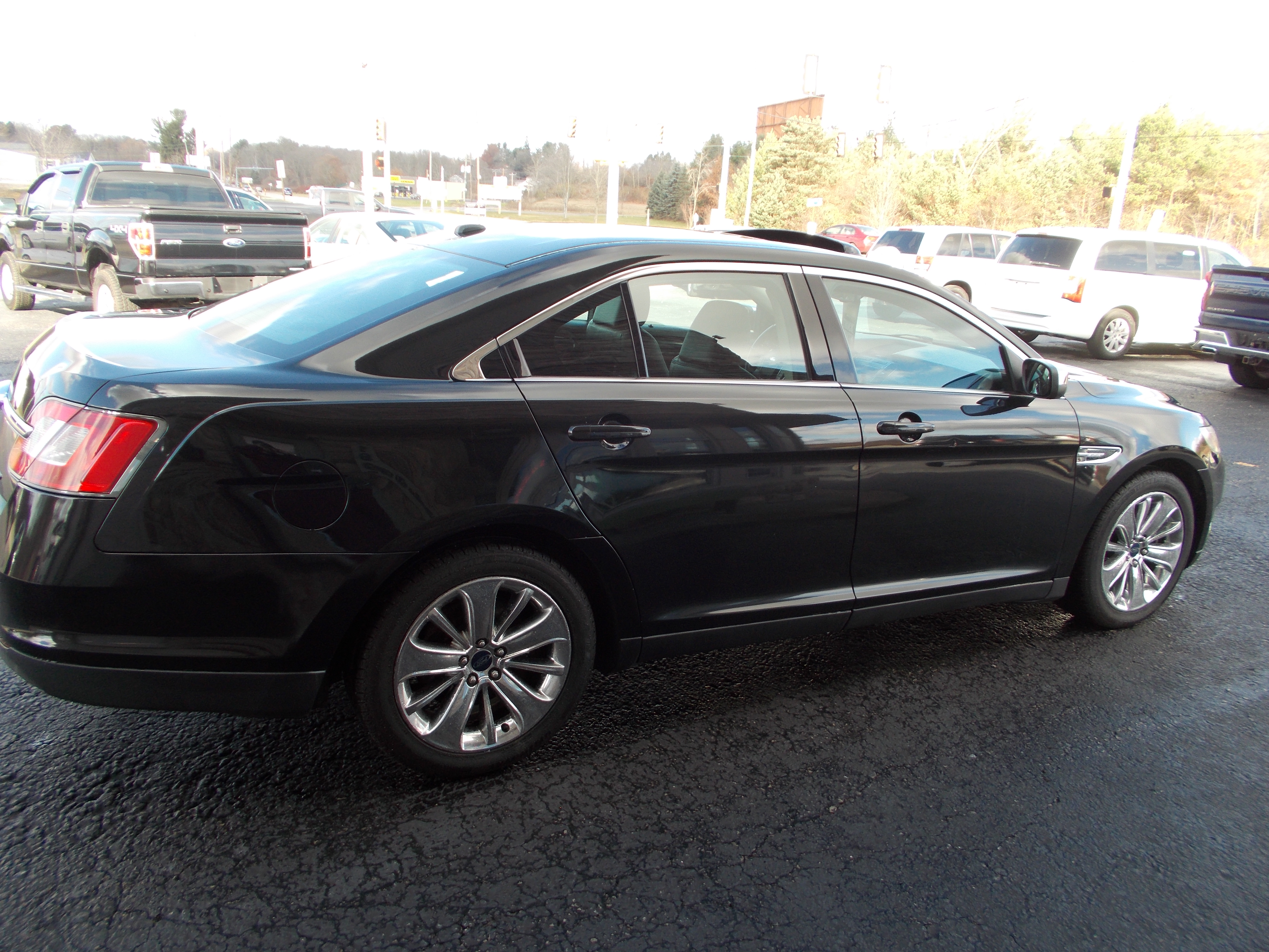 Used 2011 Ford Taurus Limited FWD image 4
