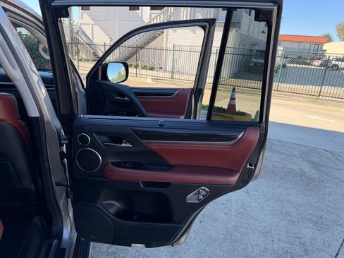 Used 2016 Lexus LX 570 image 31