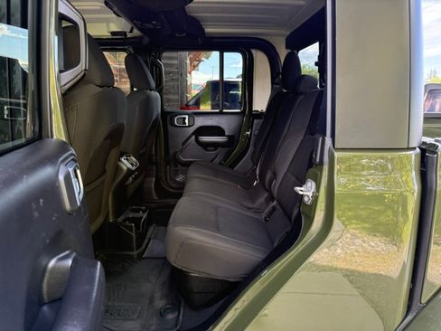 Used 2021 Jeep Gladiator Willys AWD/4WD image 18