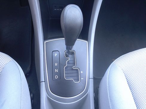 Used 2012 Hyundai Accent GLS image 19