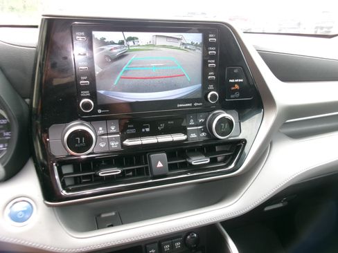 Used 2021 Toyota Highlander FWD LE Hybrid image 12