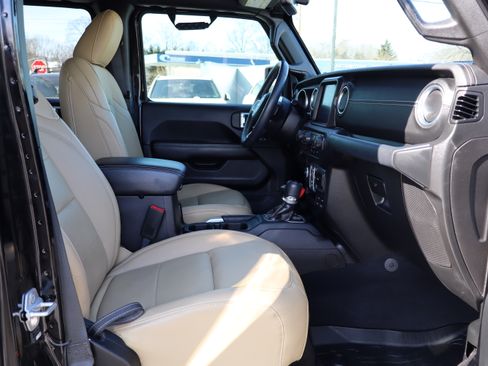 Used 2018 Jeep Wrangler Unlimited Sahara image 13