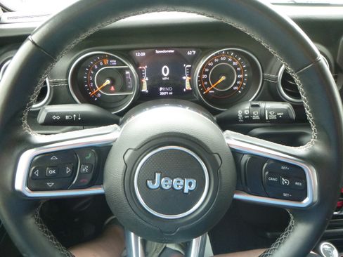 Used 2018 Jeep Wrangler Unlimited Sahara image 23