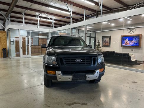 Used 2007 Ford Explorer XLT image 2