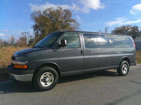 Used 2017 Chevrolet Express 3500 LS Extended Passenger RWD image 1