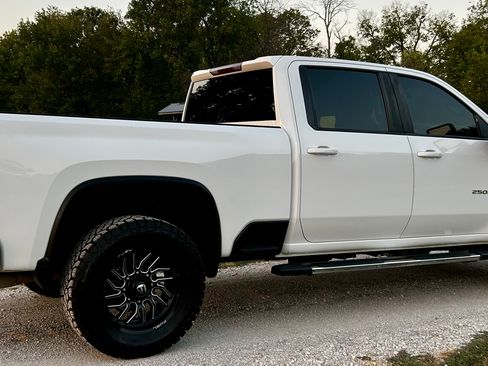 Used 2022 Chevrolet Silverado 2500 4x4 Crew Cab LT image 4