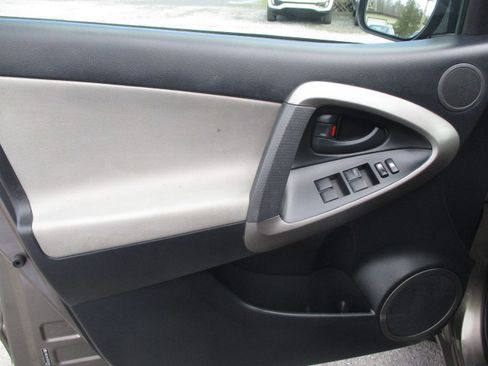 Used 2011 Toyota RAV4 image 21