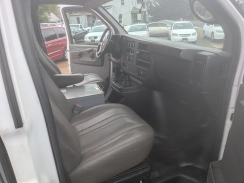 Used 2015 Chevrolet Express 3500 image 17