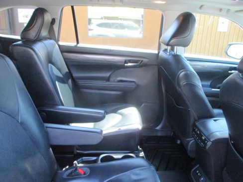 Used 2021 Toyota Highlander AWD Platinum V6 image 17