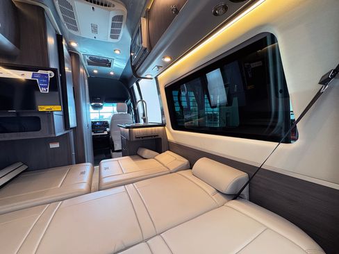 Used 2024 Mercedes-Benz Sprinter 2500 image 36