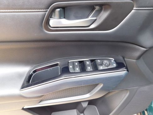 Used 2025 Nissan Pathfinder SL FWD image 12