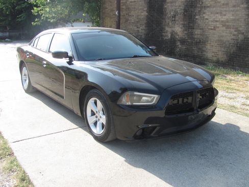 Used 2014 Dodge Charger SE RWD image 2