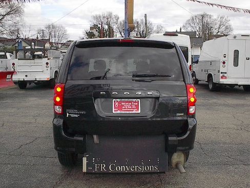 Used 2016 Dodge Grand Caravan SE image 5