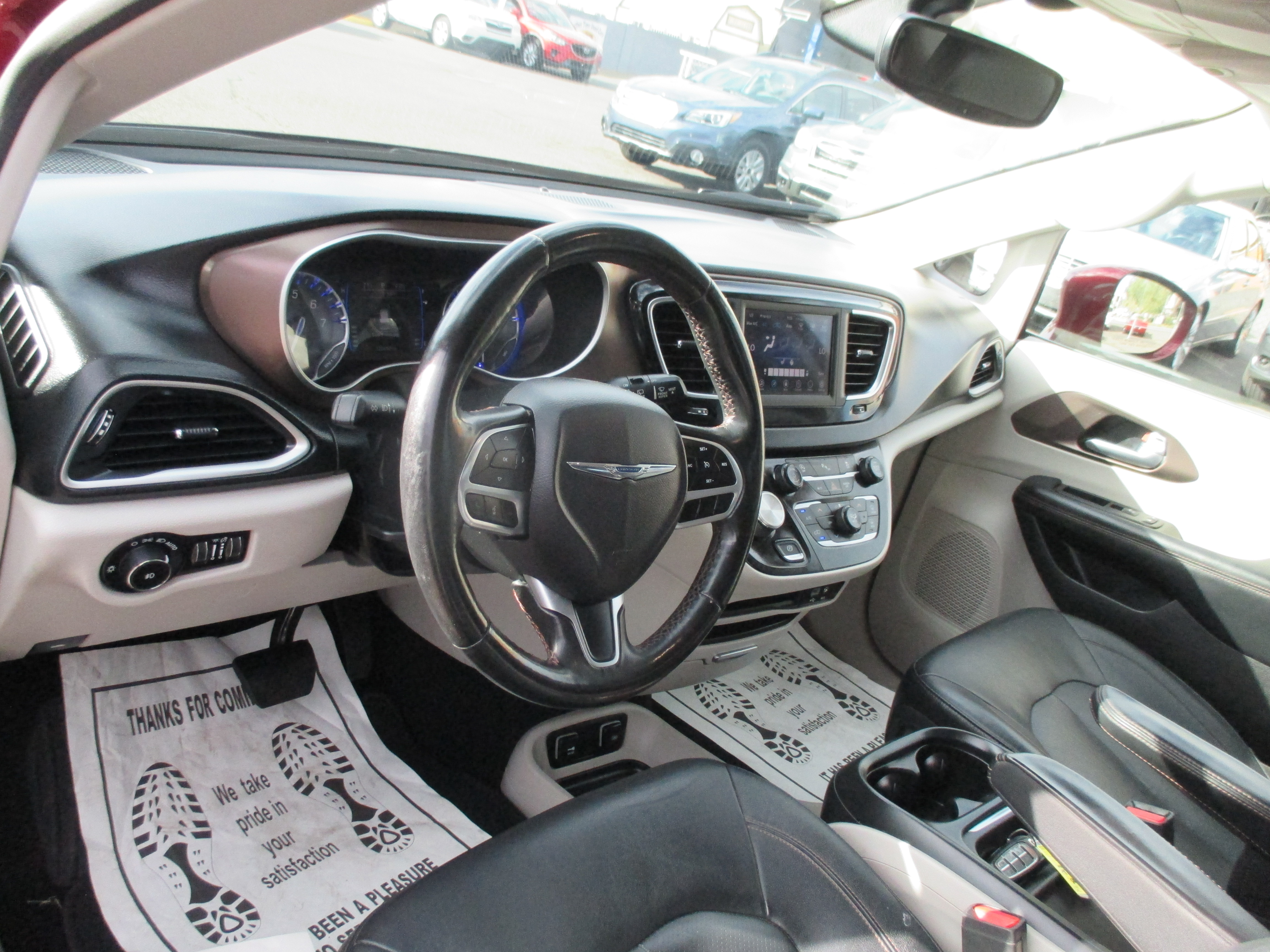 Used 2019 Chrysler Pacifica Touring-L FWD image 3